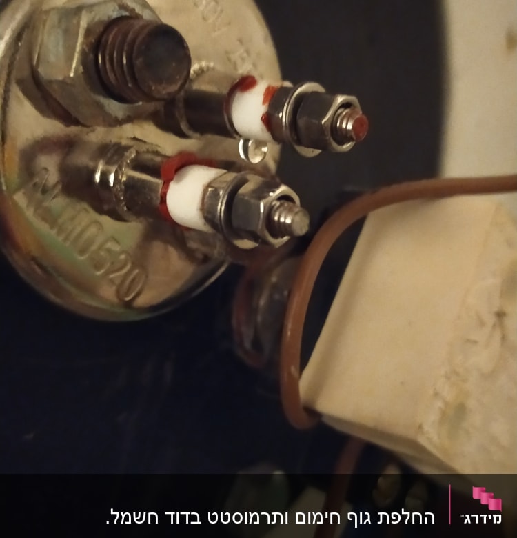 חיבורים חשמליים על דוד שמש עם ברגים וכבלים